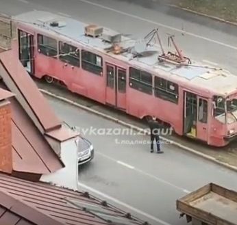 В Казани загорелся трамвай во время движения - видео