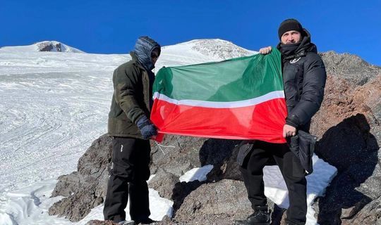 Муфтий Татарстана поднял флаг республики на Эльбрус 