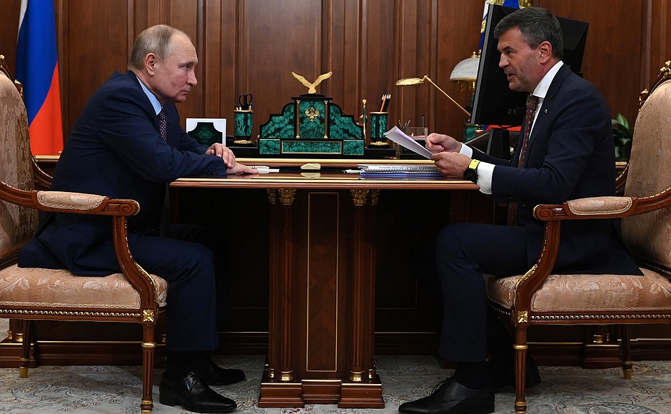 Комиссаров подарил Путину книгу, которая поможет "зарядиться" в минуты усталости
