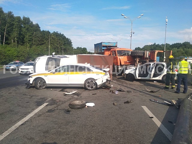 Отлетевшее у машины колесо спровоцировало массовую аварию на МКАДе ...