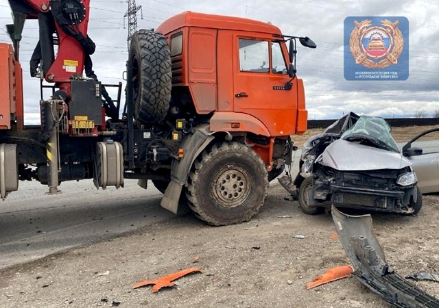 Девушка за рулем иномарки погибла в ДТП с «Камазом» на трассе в Татарстане 