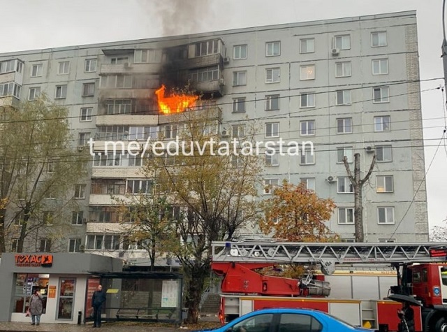 Утром в Казани вспыхнула девятиэтажка на улице Адоратского – видео