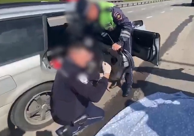 Сибиряк на Subaru попался на посту ГИБДД Челнов при попытке провезти наркотики - видео
