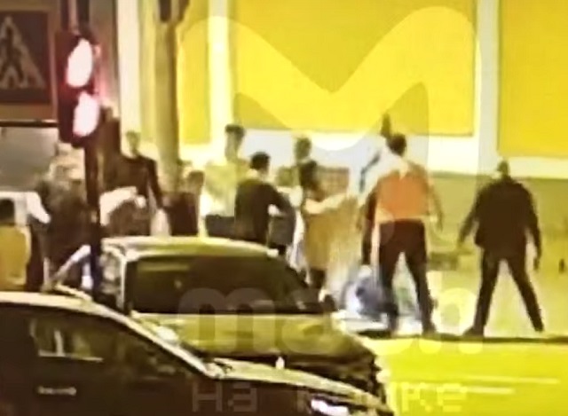 Mash: в Питере клиенты караоке-бара устроили массовое побоище со стрельбой – видео