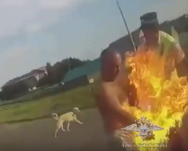 В Башкортостане пьяный нарушитель ПДД поджог автоинспектора – видео (18+)