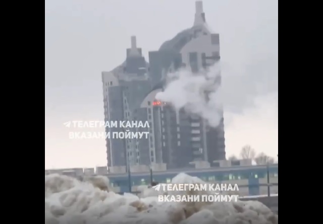 В соцсетях распространяют видео горящей в Казани многоэтажки