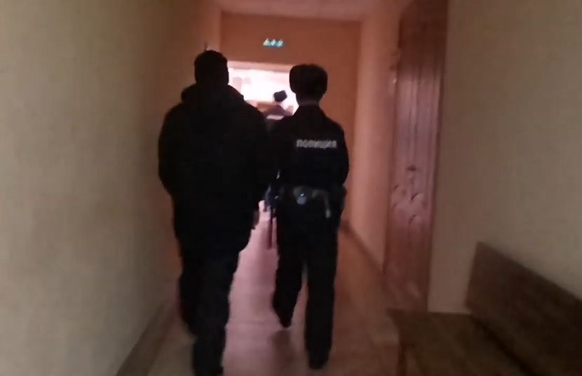 Незваный гость проник в квартиру жительницы Татарстана и украл сумку с деньгами