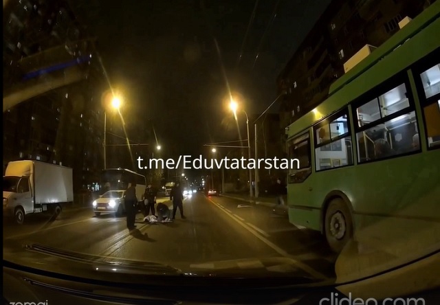 В Казани толпа мужчин жестоко избили автомобилиста за громкую музыку – видео
