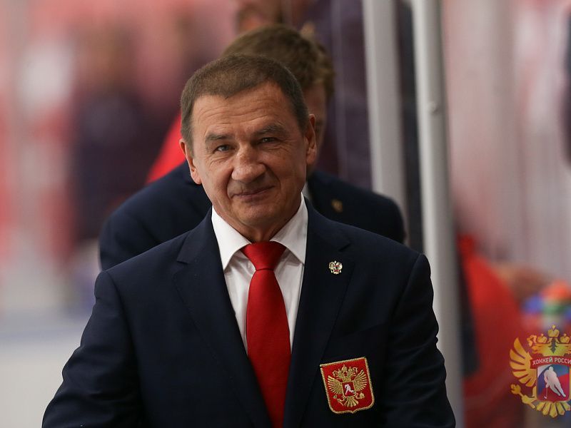 Главному тренеру сборной России по хоккею Валерию Брагину - 65 лет