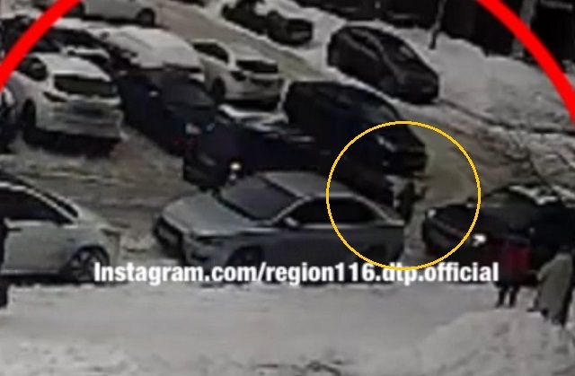 Внедорожник сбил ребенка во дворе дома в Казани - видео