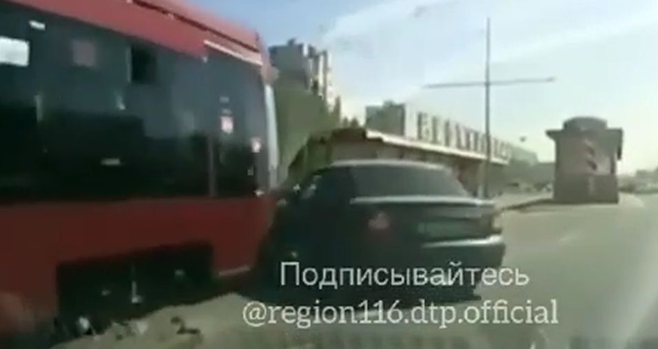 Мгновенная карма: В Казани трамвай протаранил нарушившую правила «Ладу»