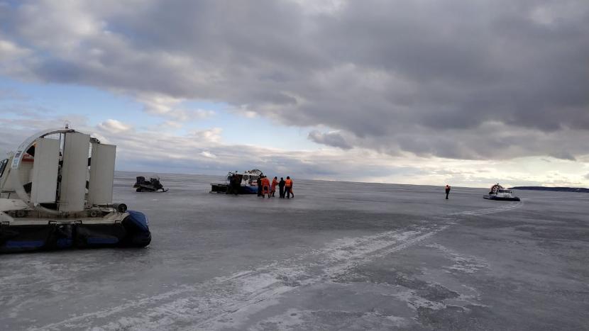 Татарстанские спасатели сняли с дрейфующей льдины пятерых рыбаков