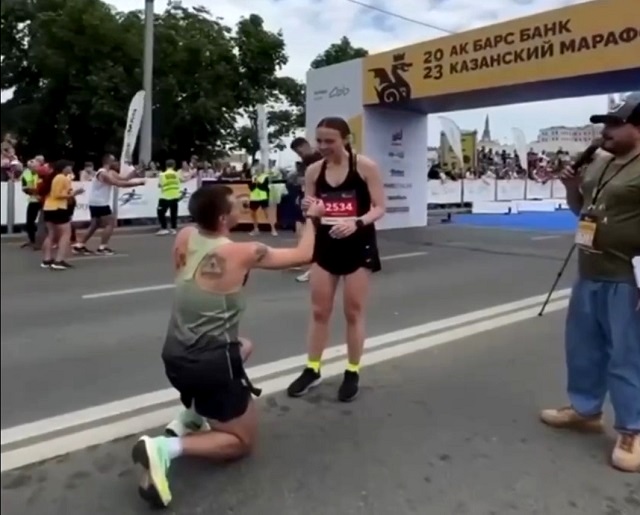 Трогательное предложение руки и сердца на финише «Казанского марафона» попало на видео