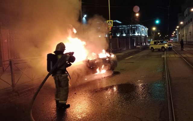 Водитель сгоревшей в центре Казани иномарки отделался ожогами - видео
