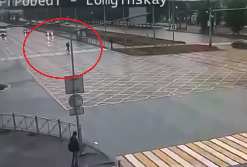 В сеть слили видео с моментом ДТП в Казани, при котором пешеходу оторвало ноги