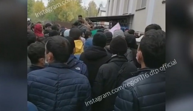 Мигранты устроили давку у здания УФМС в Казани – видео