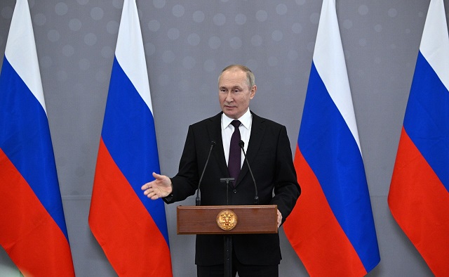 Путин дал нескольким иностранным журналистам российское гражданство