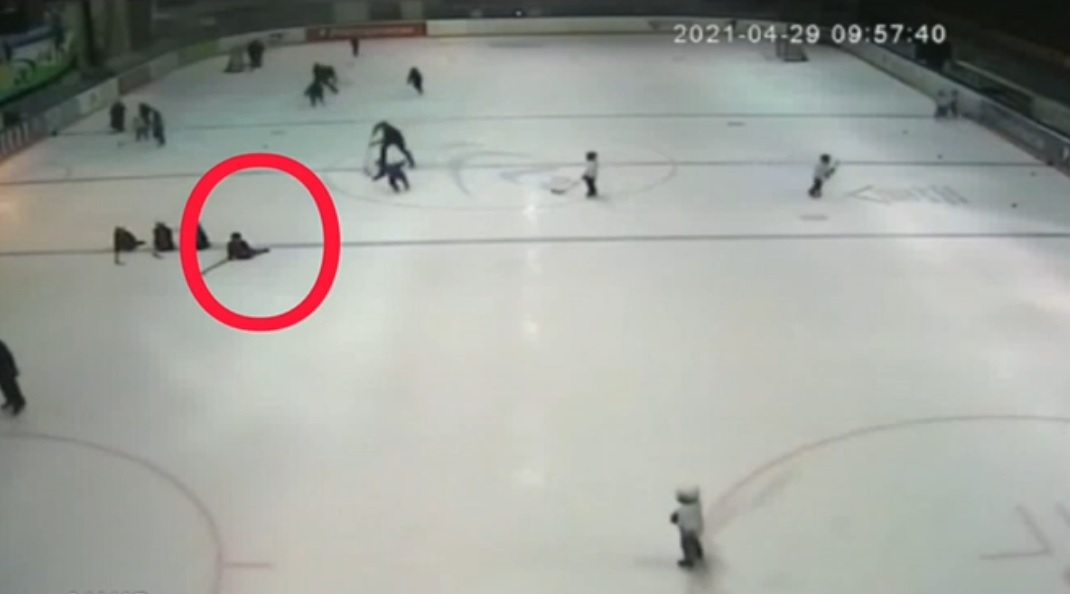 В сеть слили видео истязания тренером 6-летнего хоккеиста в Великом Новгороде