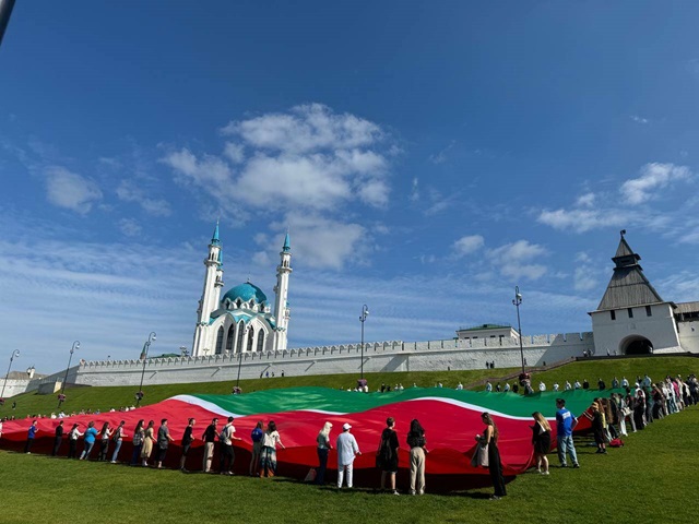 В преддверии Дня Республики в Казани развернули огромный флаг Татарстана