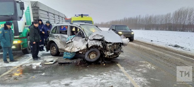 На трассе в Татарстане из-за столкновения «ГАЗели» и легковушки пострадали пять человек