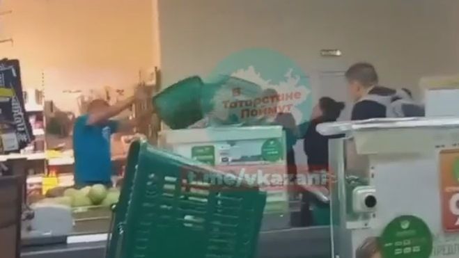 В Челнах подростки устроили погром в супермаркете - видео