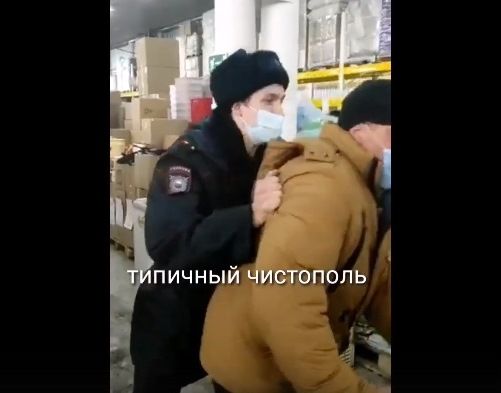 В Чистополе сняли на видео очередную потасовку с полицией из-за маски
