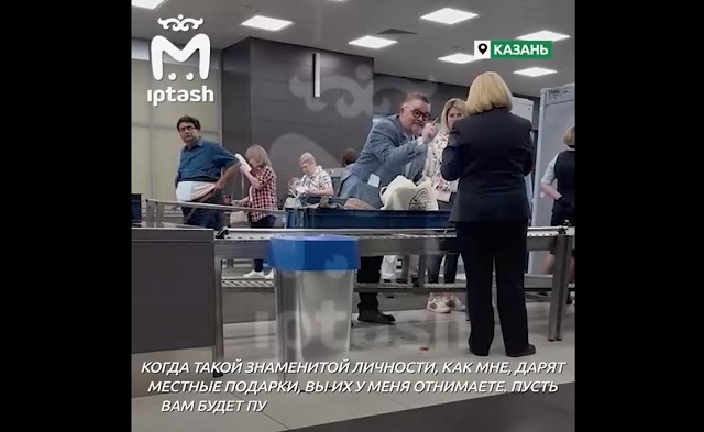 Устроивший скандал в аэропорту Казани историк моды Васильев проклял таможенницу