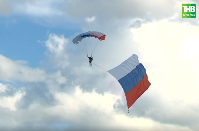 В Татарстане парашютист развернул в небе огромный флаг России – видео