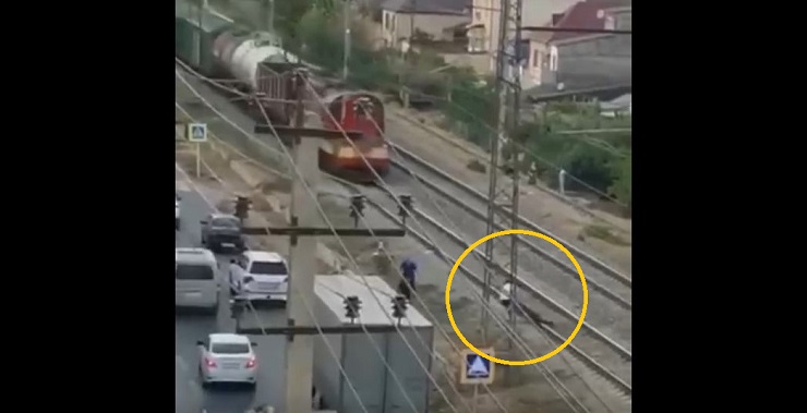 Поезд близко: прохожие спасли от гибели упавшего на рельсы мужчину — видео