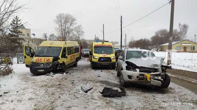 В Казани иномарка выскочила на встречку и протаранила школьный автобус