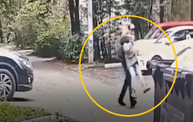 Бездомный Распутин напал на школьницу и начал душить ее ради смартфона - видео