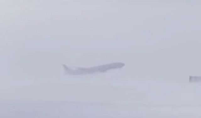 В Южно-Сахалинске сняли на видео взлет пассажирского самолета в сильную метель