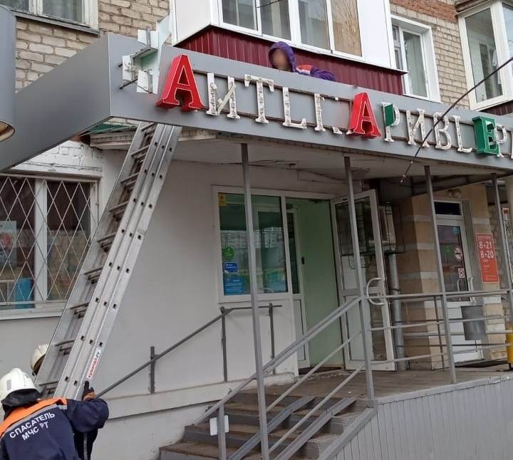 В Казани мужчина рухнул с четвертого этажа на крышу аптеки
