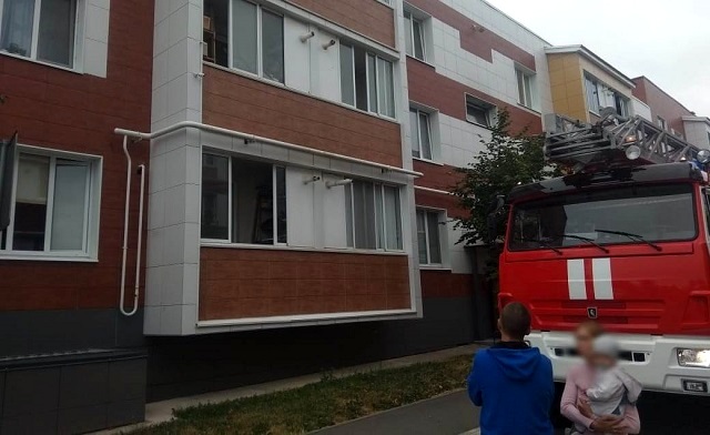 Под Казанью из-за вспыхнувшей детской коляски эвакуировали жильцов дома
