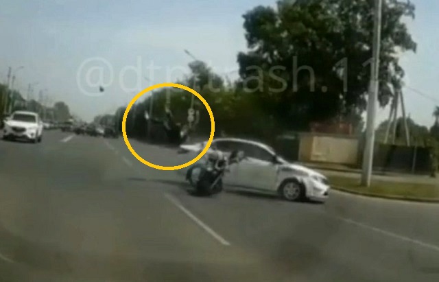 Жесткое столкновение мотоциклиста с иномаркой в Альметьевске попало на видео