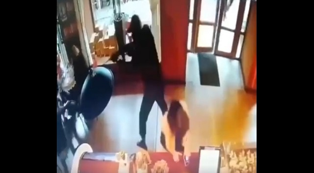 Главаря ОПГ расстреляли в кафе на глазах у ребенка — видео