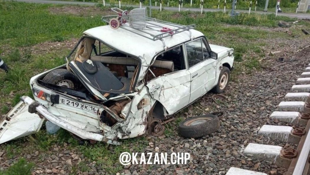 В Татарстане автоледи в последний момент выбежала из заглохшей на ж/д путях машины 