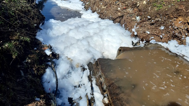 Экологи подтвердили факт сброса мыльной воды в озеро Средний Кабан в Казани - видео