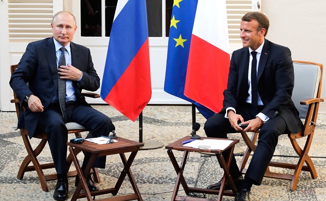 Владимир Путин поздравил Эмманюэля Макрона с победой на выборах президента Франции