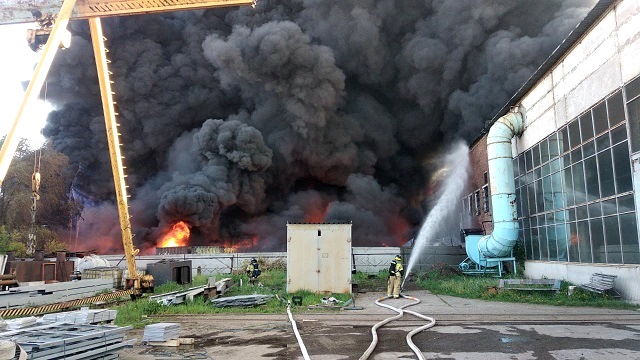 В Набережных Челнах ликвидируют крупный пожар на складе с резиной и пластиком – видео