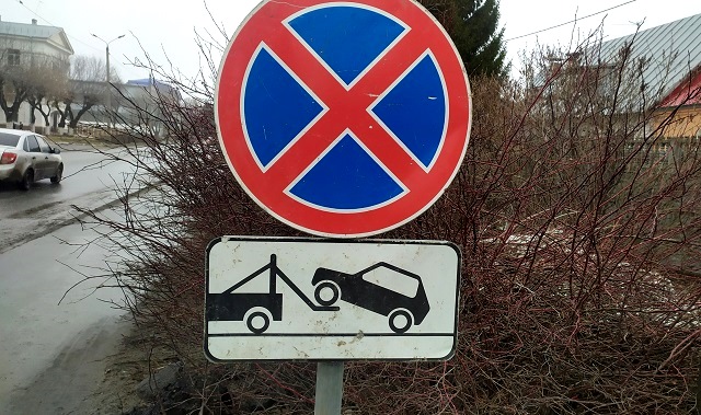 На пяти улицах Казани запретили остановку и стоянку автотранспорта