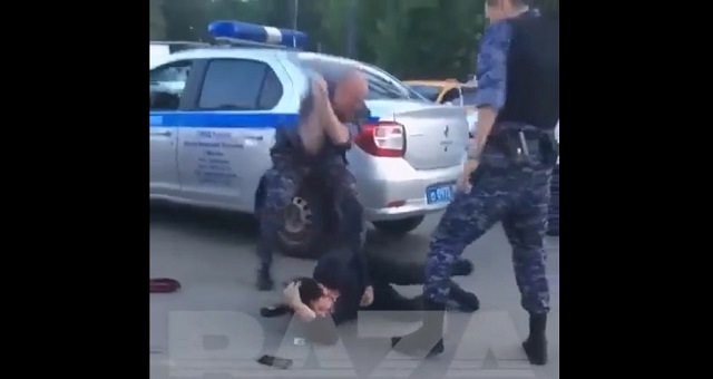 Жестокое избиение мужчины полицейскими попало на видео в Москве