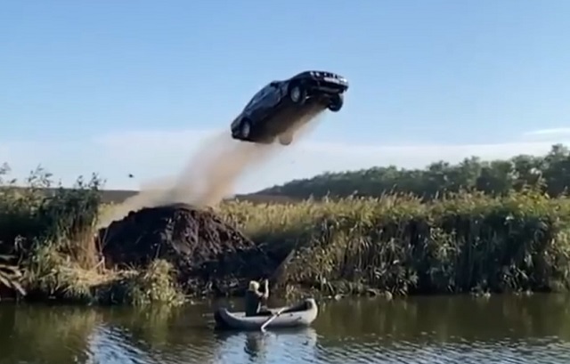 Назад в будущее по-российски: экстремальный полет BMW над озером сняли на видео