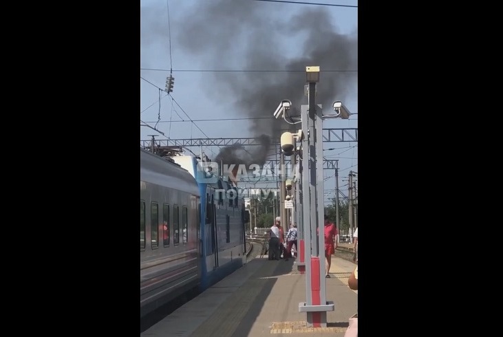 На центральном железнодорожном вокзале в Казани загорелся поезд - видео