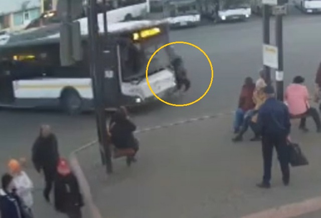 Автобус переехал женщину возле транспортной остановки в Коломне — видео