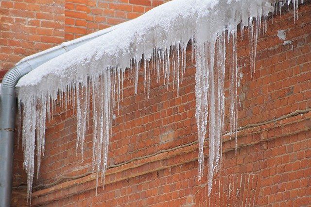 В Казани три человека пострадали из-за схода снега с крыш домов
