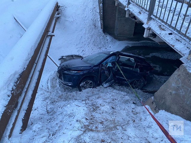 В Альметьевске Lexus после ДТП вылетел с моста – погибла водитель