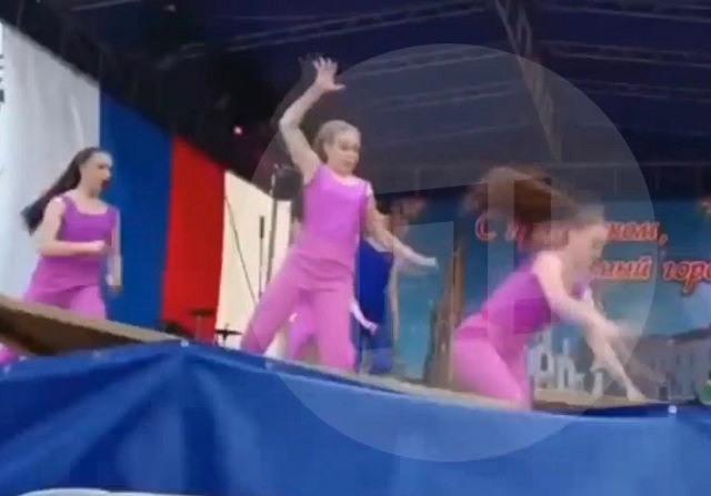Сцена с танцорами обрушилась в разгар городского праздника под Калугой – видео
