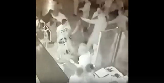 В Новосибирской области массовая драка в клубе завершилась поджогом BMW – видео