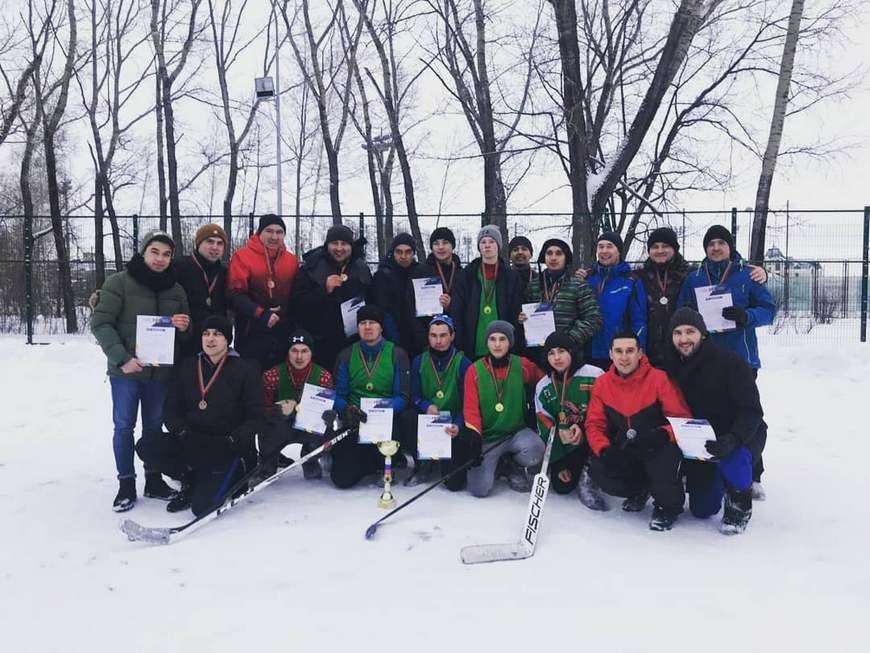 В Казани в хоккей в валенках сыграли артисты татарской эстрады